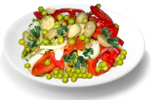 Постный салат с грибами, помидорами и зеленым горошком