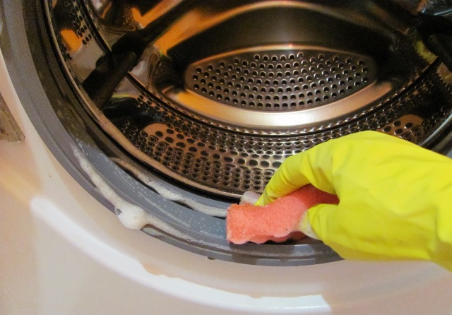 Как правильно почистить стиральную машину?