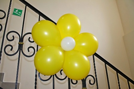 Цветок из желтых воздушных шаров
