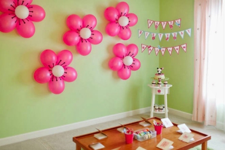 Цветы из розовых воздушных шаров на стенах