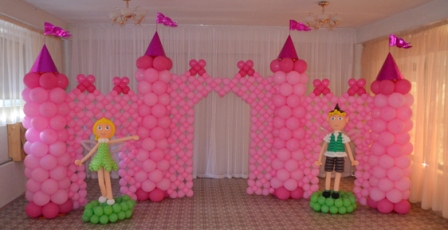 Розовый замок из воздушных шаров