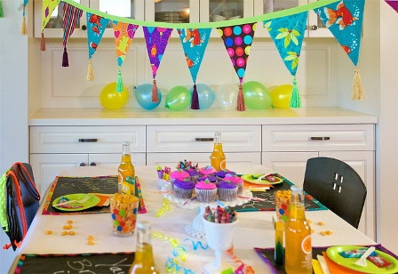 Украшение домашнего дня рождения ребенка шариками и флажками