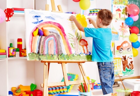 Ребенок играет в художника