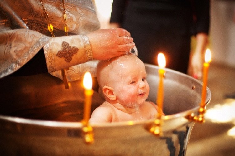 Что подарить на крещение ребенка?