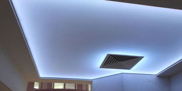 Натяжной потолок, подсвеченный светодиодной лентой изнутри