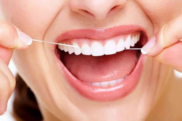 Как правильно чистить зубы зубной нитью (флоссом)
